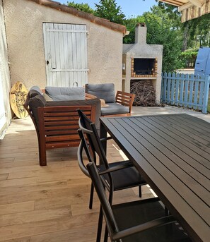 Outdoor dining - House with an enclosed, tree-lined garden in La Palmyre (Les Mathes)