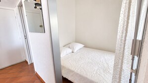 1 slaapkamer, een strijkplank/strijkijzer