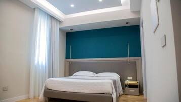 Habitación doble estándar, balcón, vista a la colina | Caja de seguridad en la habitación, cortinas blackout y insonorización