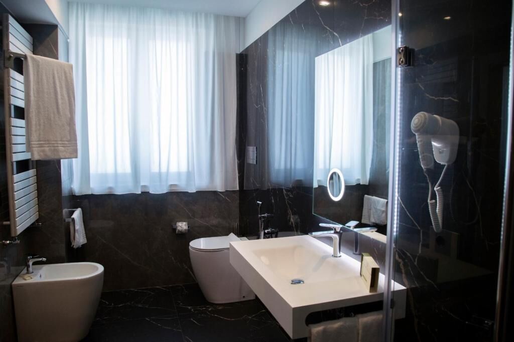 Standard-Doppelzimmer, Balkon, Hügelblick | Badezimmer