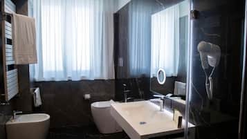 Standard-Doppelzimmer, Balkon, Hügelblick | Badezimmer