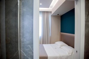 Habitació doble estàndard, balcó, vistes al turó | Caixa forta a l'habitació i cortines opaques