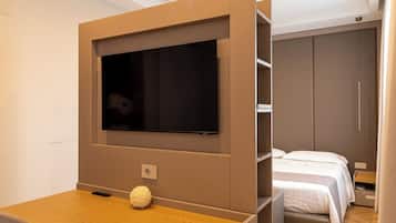 Suíte júnior, sacada, vista para a colina | Cofres nos quartos, cortinas blackout, quartos à prova de som