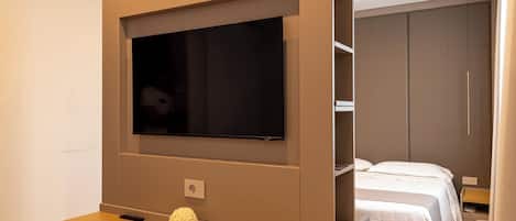 Junior Suite, Balcony, Hill View | Peti besi dalam bilik, langsir/tirai gelap terus, kalis bunyi