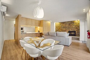 Dining - 2-Bedroom Holiday Home 'AL Fonte De S. Tiago' with Mountain View, Wi-Fi & Air Conditioning (Fafião)