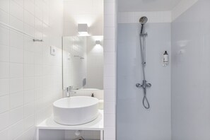 Shower, towels - 2-Bedroom Holiday Home 'AL Fonte De S. Tiago' with Mountain View, Wi-Fi & Air Conditioning (Fafião)