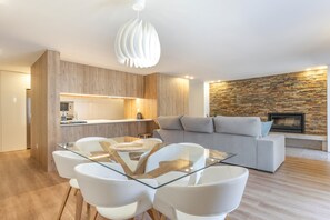 Dining - 2-Bedroom Holiday Home 'AL Fonte De S. Tiago' with Mountain View, Wi-Fi & Air Conditioning (Fafião)