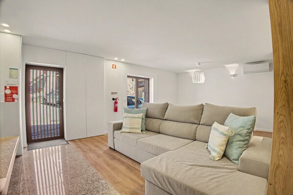 TV, fireplace - 2-Bedroom Holiday Home 'AL Fonte De S. Tiago' with Mountain View, Wi-Fi & Air Conditioning (Fafião)