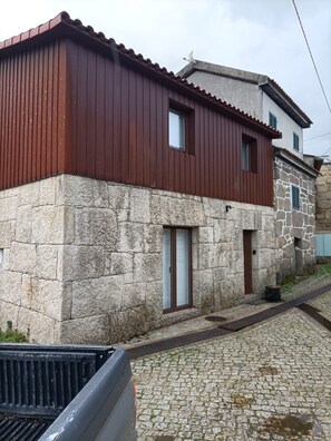 Exterior - 2-Bedroom Holiday Home 'AL Fonte De S. Tiago' with Mountain View, Wi-Fi & Air Conditioning (Fafião)