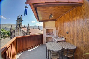 Outdoor dining - 2-Bedroom Holiday Home 'AL Fonte De S. Tiago' with Mountain View, Wi-Fi & Air Conditioning (Fafião)