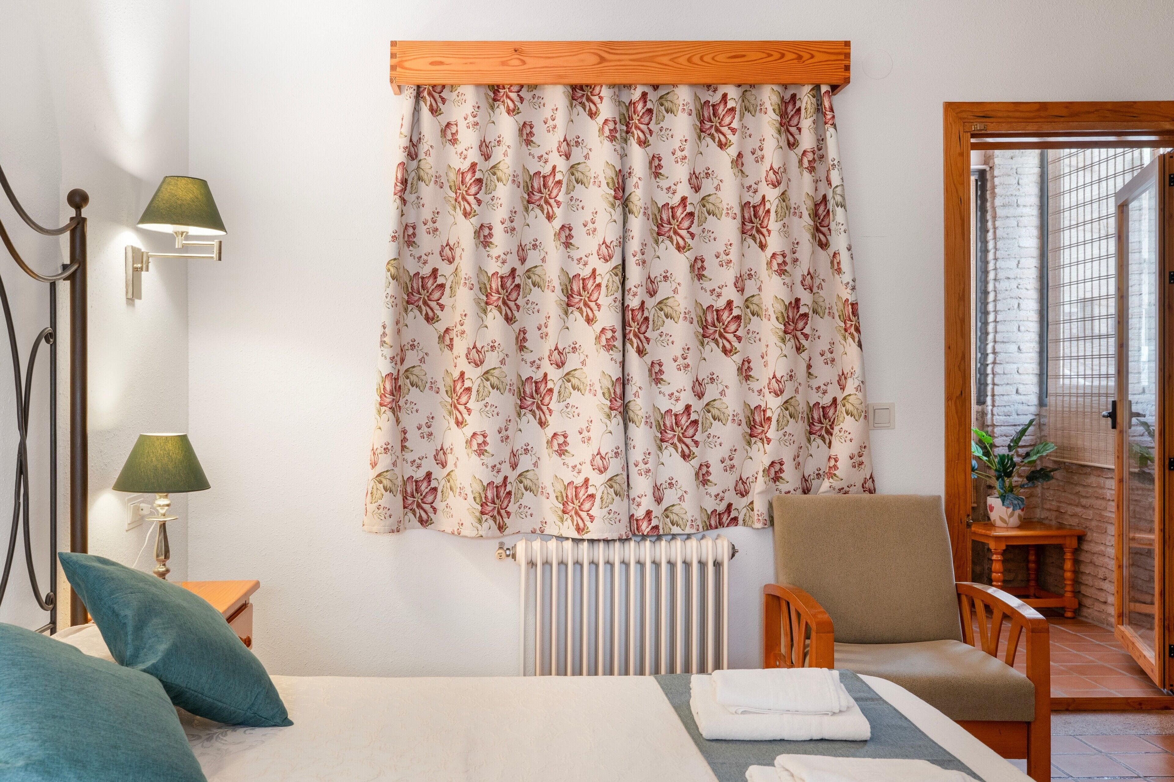 1 dormitorio, tabla de planchar con plancha, wifi y ropa de cama