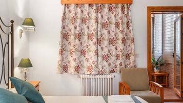 1 dormitorio, tabla de planchar con plancha, wifi y ropa de cama