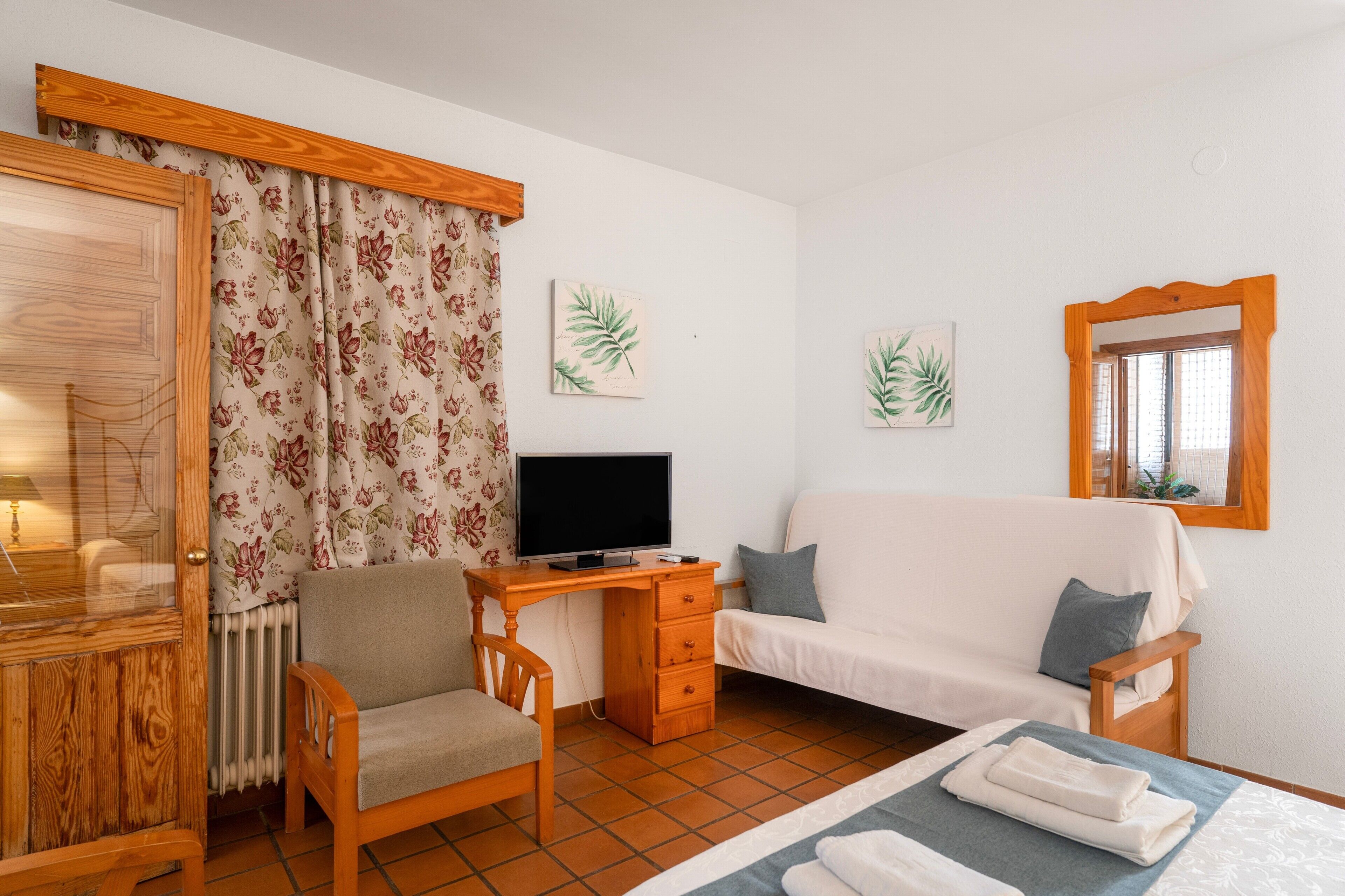 1 dormitorio, tabla de planchar con plancha, wifi y ropa de cama