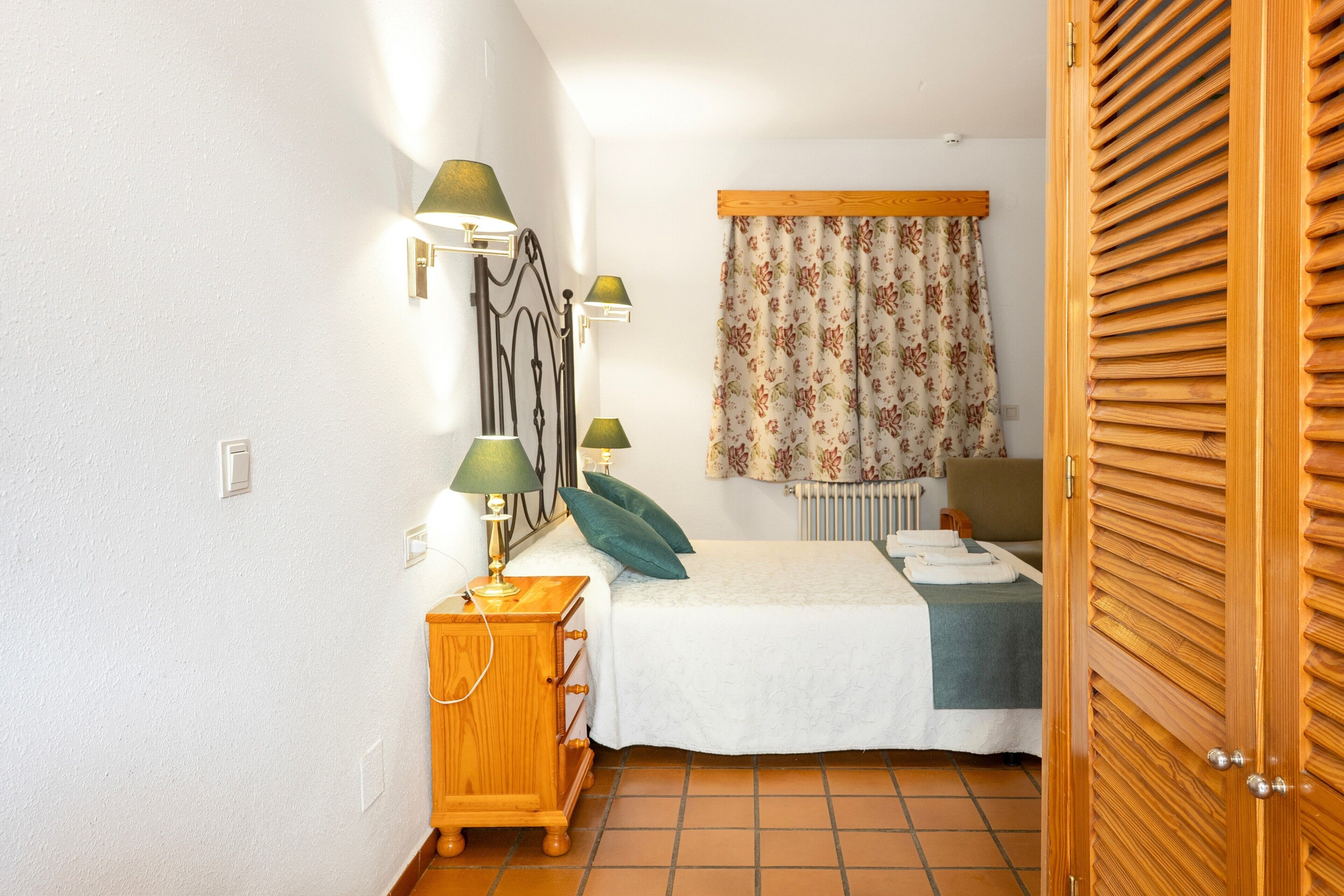 1 dormitorio, tabla de planchar con plancha, wifi y ropa de cama
