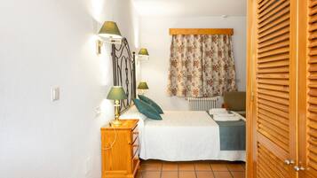 1 dormitorio, tabla de planchar con plancha, wifi y ropa de cama