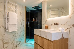 Doccia, asciugacapelli, bidet, asciugamani