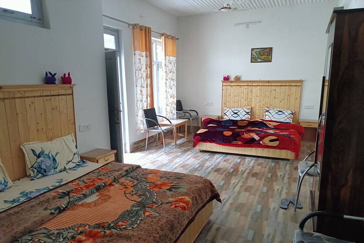 Familien-Doppel- oder -Zweibettzimmer, Balkon, Hügelblick | Schallisolierte Zimmer, kostenloses WLAN