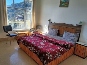 Deluxe-Doppelzimmer, Balkon, Hügelblick | Schallisolierte Zimmer, kostenloses WLAN