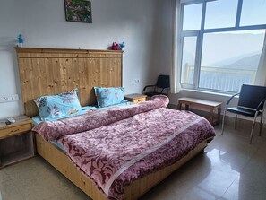 Deluxe-Doppelzimmer, Balkon, Hügelblick | Schallisolierte Zimmer, kostenloses WLAN