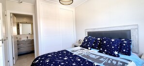 A bedroom with a bed, a nightstand, a dresser, and a mirror. - Penthouse Punta Prima Vistazul (Torrevieja)