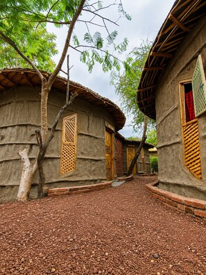 Un pintoresco pueblo con casas tradicionales de adobe, estrechos senderos y un entorno natural.