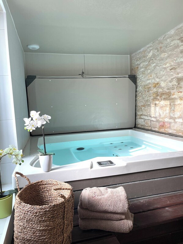 Shower, hair dryer, towels, soap - Vrbo Property (Morey-Saint-Denis)