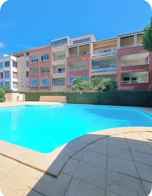 Pool - Rochelongue neighborhood, charming one-bedroom apartment with a sleeping alcove and a view of the pool, just a stone's throw from the ocean (Agde)