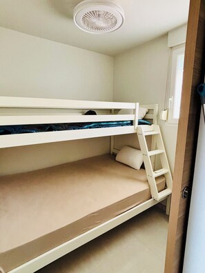 Room - Rochelongue neighborhood, charming one-bedroom apartment with a sleeping alcove and a view of the pool, just a stone's throw from the ocean (Agde)