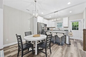 ハウス ベッド (複数台) (Pier View Home | Sleeps 10 | Pet Frie) | お食事