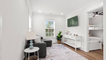 Ferienhaus, Mehrere Betten (Coastal Mod-Steps to Beach-Pet Friend)
