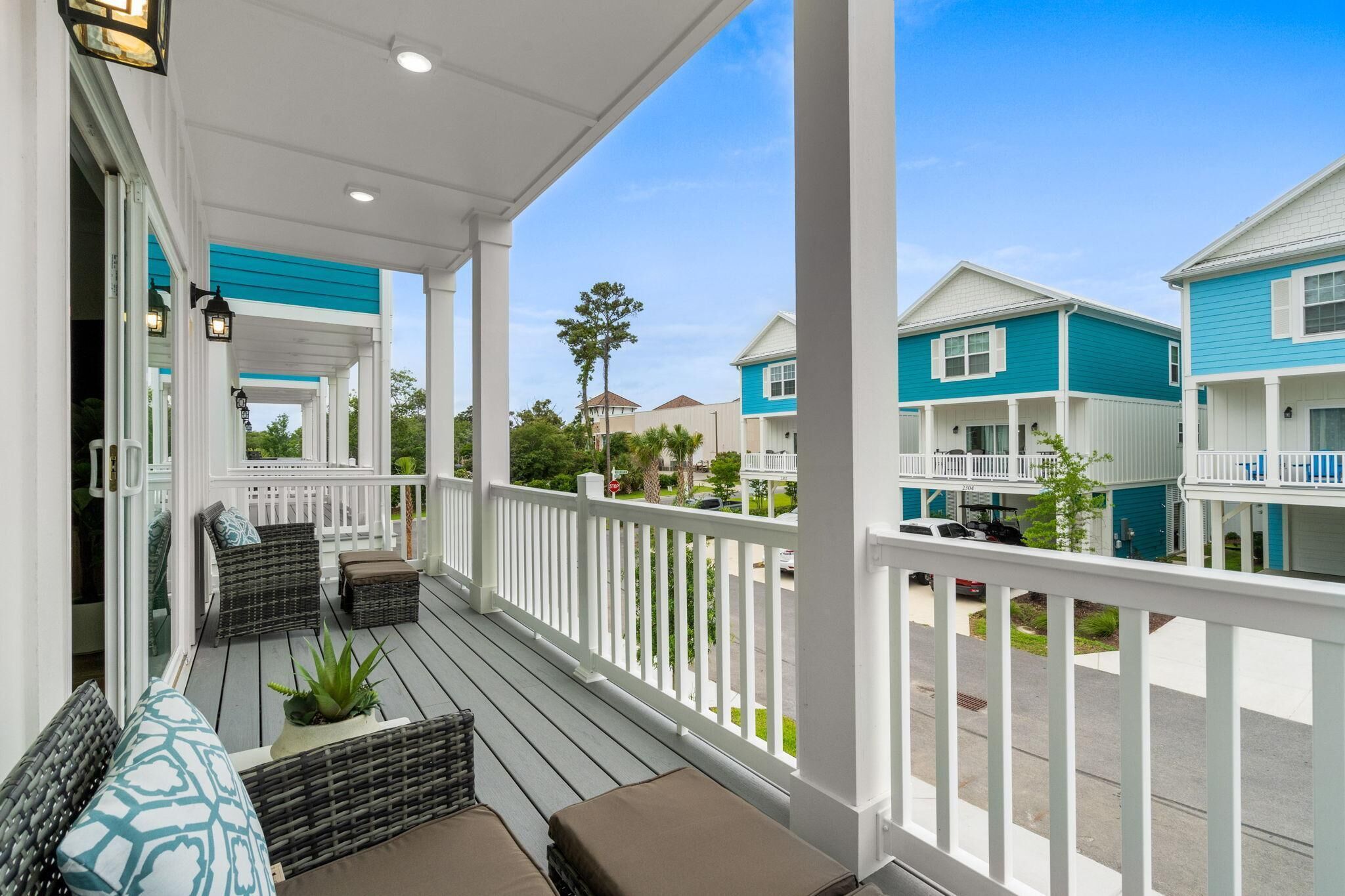 Ferienhaus, Mehrere Betten (Coastal Mod-Steps to Beach-Pet Friend) | Terrasse/Patio