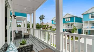 Ferienhaus, Mehrere Betten (Coastal Mod-Steps to Beach-Pet Friend) | Terrasse/Patio