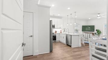House, Multiple Beds (Coastal Mod-Steps to Beach-Pet Friend) | Dining