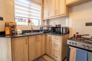 Private kitchen - Tranquil 2-bedroom apartment in welcoming Nairobi neighborhood (Nairobi)