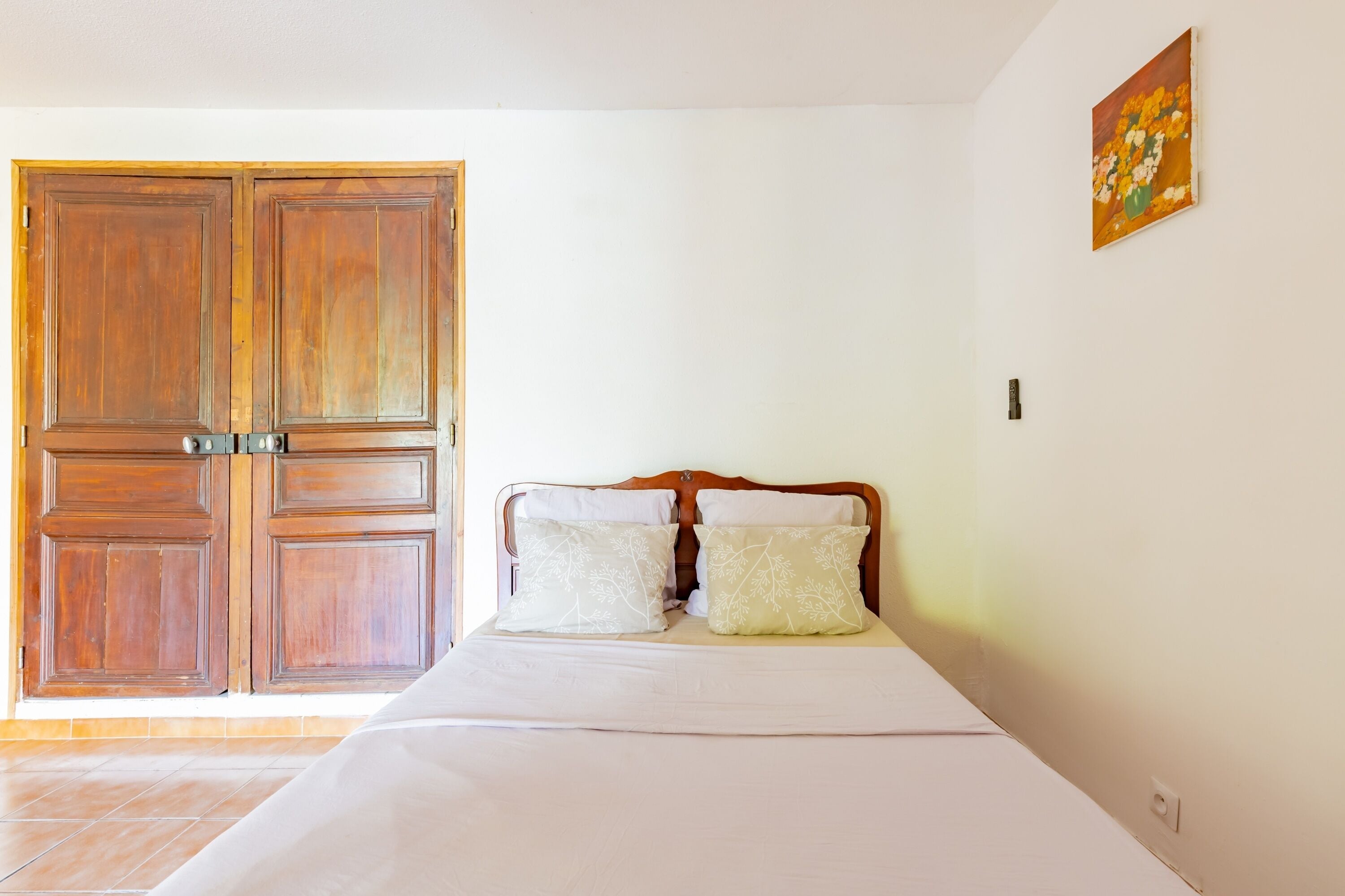 Tabla de planchar con plancha, wifi gratis, ropa de cama