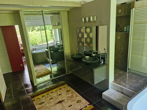 Bathroom - Vrbo Property (Berneuil)