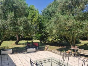 Outdoor dining - Vrbo Property (Berneuil)