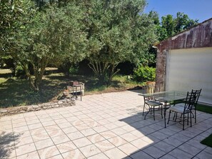 Outdoor dining - Vrbo Property (Berneuil)