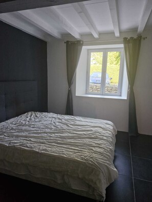 Room - Vrbo Property (Berneuil)