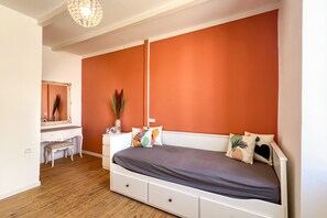 A bedroom with a bed, a dresser, a mirror, and a plant. - Le Clos de Bourg - Belle maison pour 6 au calme (Bourg-de-Visa)