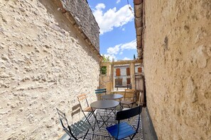 Outdoor dining - Le Clos de Bourg - Belle maison pour 6 au calme (Bourg-de-Visa)