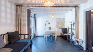 A room with a bed, a desk, a TV, and a map on the wall. - Le Refuge de Saint-Lary - 500m station de ski (Saint Lary-Soulan)