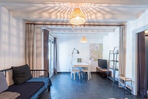 A room with a bed, a desk, a TV, and a map on the wall. - Le Refuge de Saint-Lary - 500m station de ski (Saint Lary-Soulan)
