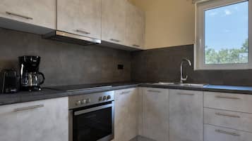 Villa Deluxe | Cucina privata | Macchina per caffè espresso, bollitore elettrico, tostapane