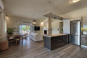 Villa Supérieure | Coin séjour | Télévision à écran plat de 55 pouces avec chaînes par satellite, Netflix