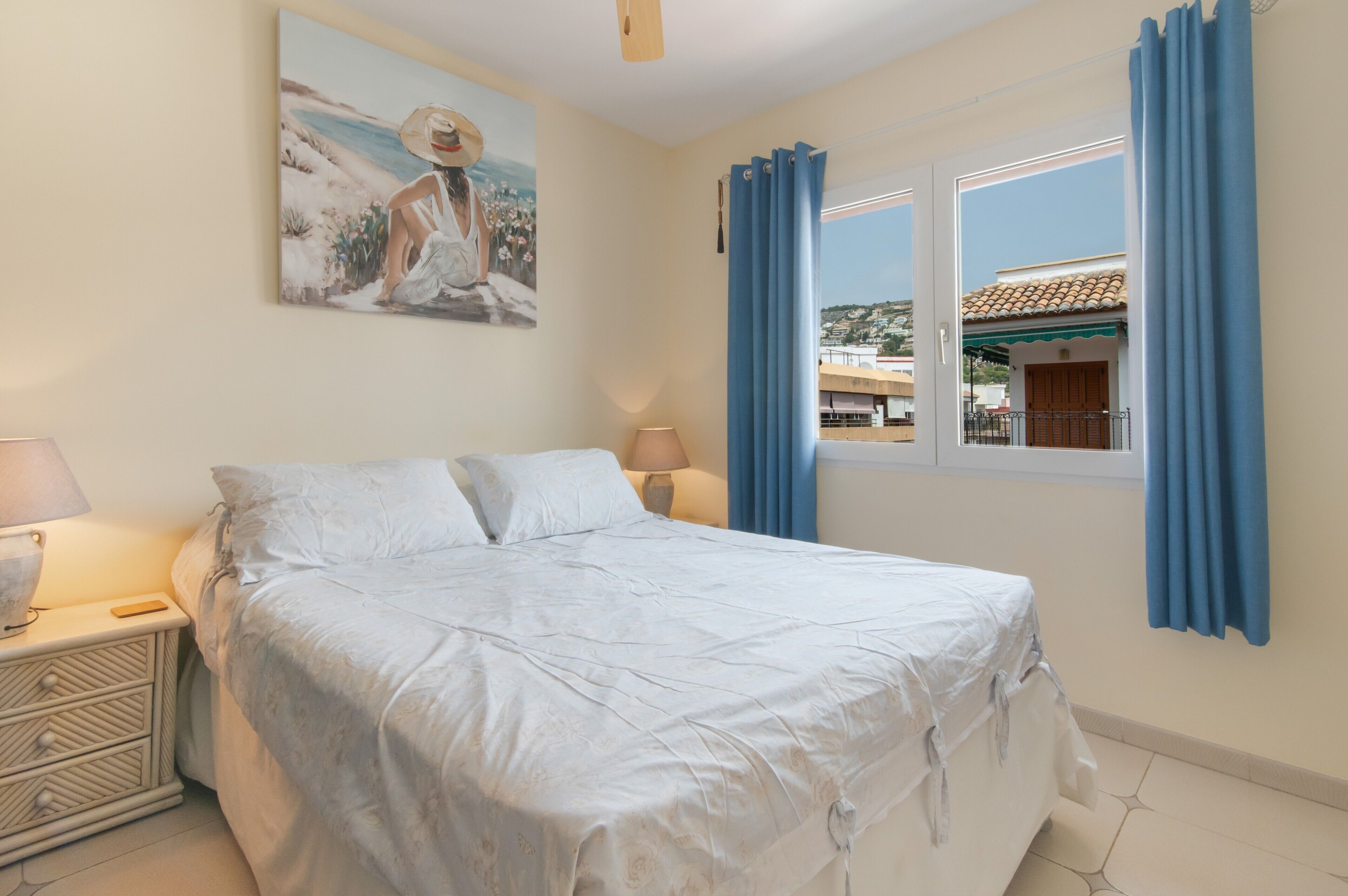 Tabla de planchar con plancha, wifi y ropa de cama 