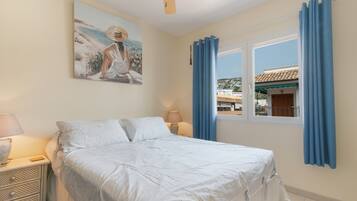 Tabla de planchar con plancha, wifi y ropa de cama