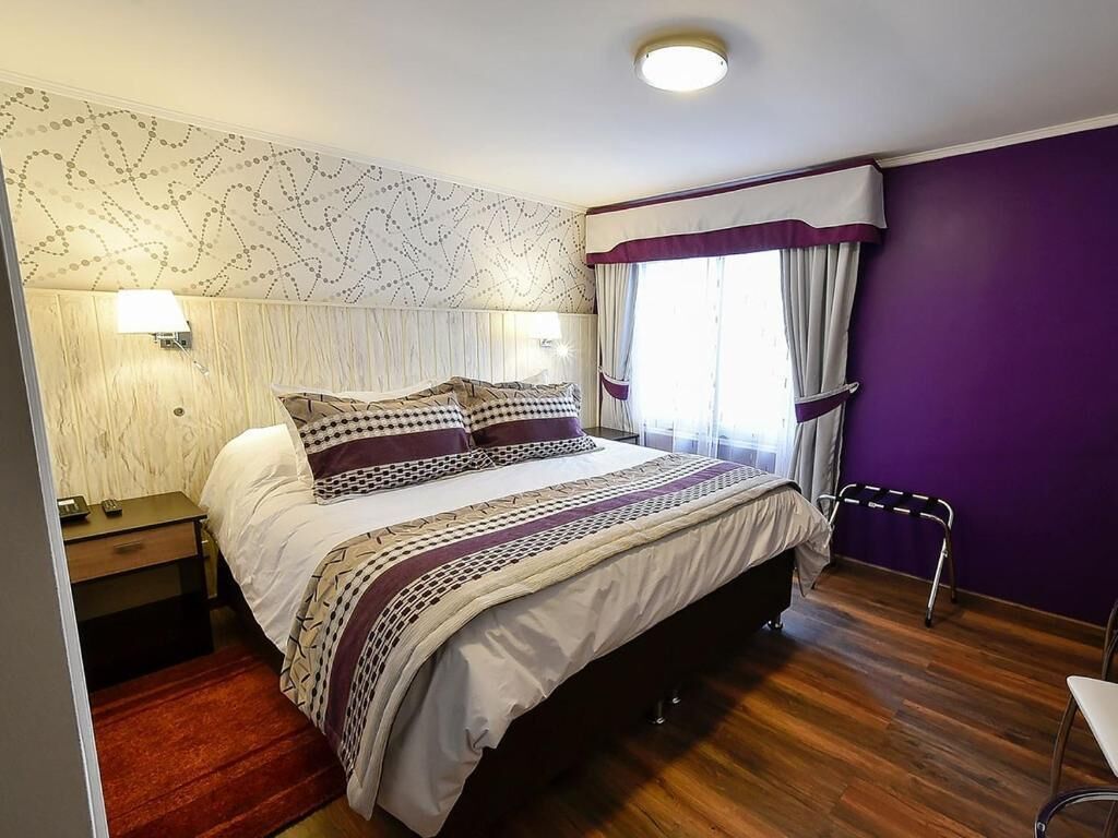 Standard-Doppel- oder -Zweibettzimmer | Zimmersafe, Schreibtisch, laptopgeeigneter Arbeitsplatz