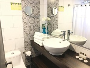 Máy sấy tóc, khăn tắm, xà phòng, dầu gội 