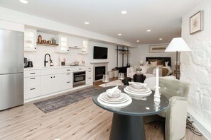 Living area - Apt Near Yale|Walkable&Cozy/ for Connection & Rest (New Haven)